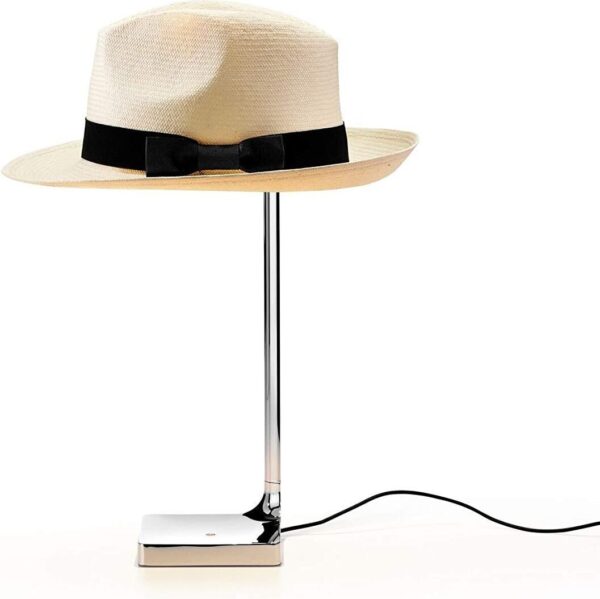 Lampada chapo cromo di flos su sfondo bianco
